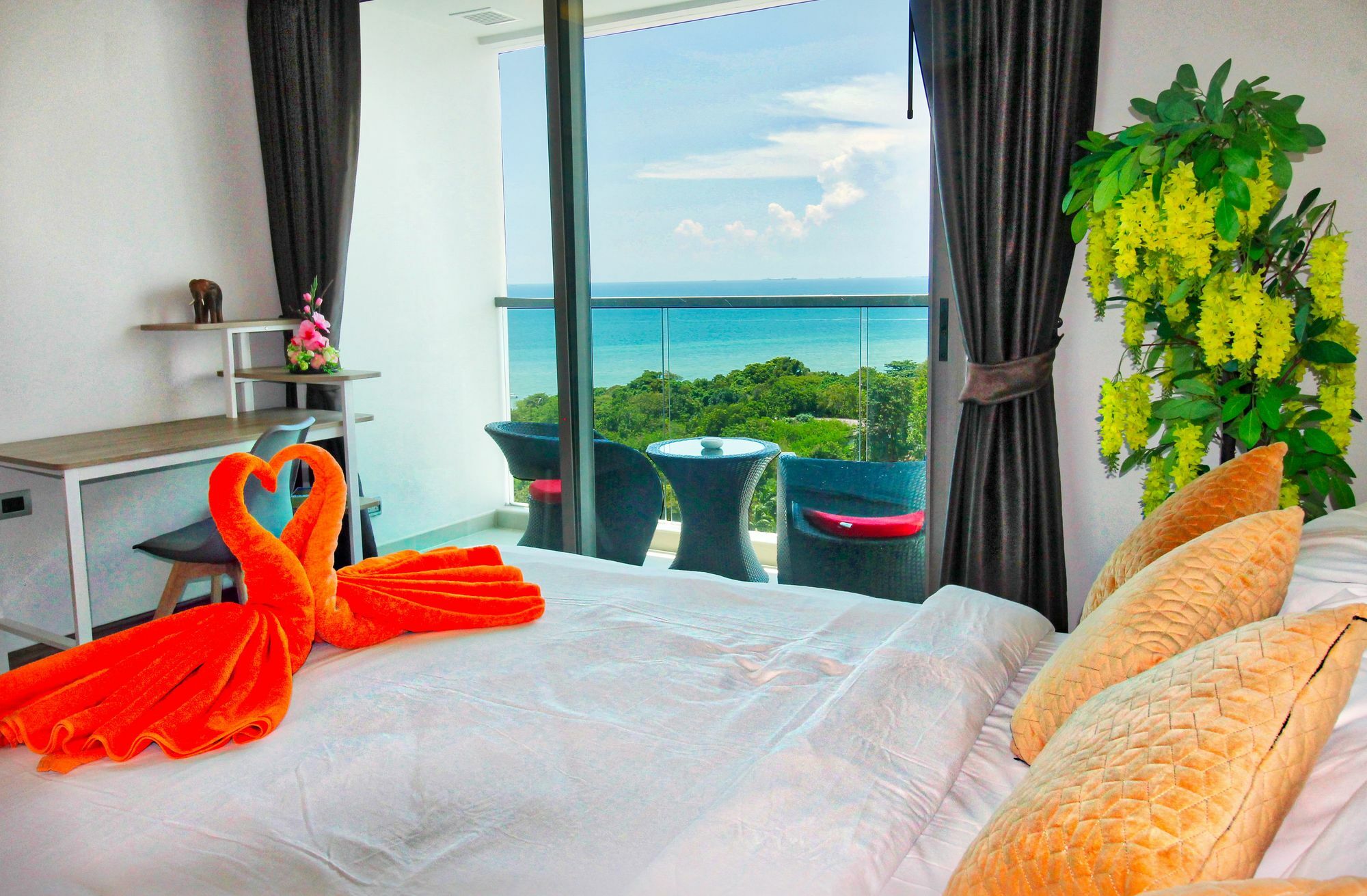 Apartamento The Peak Towers Pattaya Exterior foto